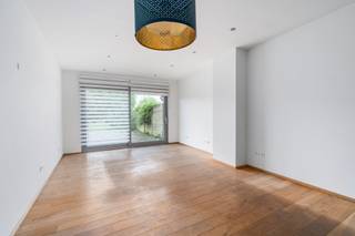 <br /><br /><u><strong>Te koop:</strong></u> karaktervolle gesloten woning in de Dalemstraat, Everberg, gelegen in een groene en bosrijke omgeving, nabij openbaar vervoer.<br /><br />Deze woning uit de periode 1919-1930 combineert authentieke charme met praktische voordelen. Dankzij het EPC-label C is er geen renovatieverplichting, de woning is asbestveilig en beschikt over een conform elektrisch attest – een zorgeloze aankoop. De rustige, residentiële ligging biedt een landelijk gevoel met alle voorzieningen binnen handbereik.<br /><br /><u><strong>Belangrijkste ruimtes:</strong></u><br />• Woonkamer (15 m²) met gezellige sfeer<br />• Eetkamer (8,8 m²) aansluitend op de keuken<br />• Keuken (10 m²) met functionele indeling<br />• Bureel (6,5 m²) ideaal voor thuiswerk<br />• Badkamer (6,5 m²) met basisvoorzieningen<br />• 3 slaapkamers (13,5 m², 13,4 m² en 16 m²)<br />• Berging (6,2 m²) voor extra opslag<br />• Terras (9,6 m²) voor buitenmomenten<br />• Inkomhal (3,3 m²) en hal (4,3 m²)<br />• Toilet<br /><br /><u><strong>Troeven:</strong></u><br />• Geen renovatieverplichting dankzij EPC-label C<br />• Asbestveilig<br />• Conform elektrisch attest<br /><br />Meer informatie of een bezoek met Nicolas Geeraerts? Contacteer ons via +3223351115<br />JOUW DROOMHUIS. ZO GEVONDEN!