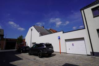 Hier kan je je meubels zetten zonder al teveel te hoeven aan te passen.<br />Recent is een isolerende mantel aangebracht. Ramen, electro, keuken ,sanitair, allemaal perfect. Mooie parket in visgraat in de living. keuken met zicht op de koer, luxe badmeubel, Rest enkel nog de zolderslaapkamer op te frissen.<br />De straat is autoluw , de woning is dichtbij het centrum, en toch ben je hier snel aan de uitvalswegen.<br /> <br />Prijs bespreekbaar.