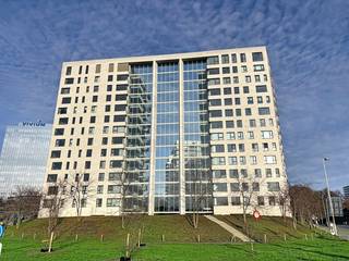 <span>Recent<strong> appartement met ruim zonneterras </strong>in residentie 'Louise Marie'.  Een realisatie van Cores Development gelegen tussen het centrum en het Nachtegalenpark.  Over de deur kan u gaan zwemmen in de Wezenberg en er bevindt zich ook een Albert Heijn supermarkt. Het Hertogenpark ligt naast de deur.</span><br /><br /><span><strong>Indeling:</strong><br />Inkomhal; berging; woonkamer op parket met open keuken voorzien van eettoog; zonneterras aan de woonkamer; hal met toegang tot 2 slaapkamers op parket; een aparte wc en een badkamer met inloopdouche. </span><br /><br /><strong><span>Bijzonderheden:</span></strong>
<ul>
	<li><span>Kelderberging.</span></li>
	<li><span>Gemeenschappelijke fietsenberging.</span></li>
	<li><span>Gemeenschappelijke fitnessruimte.</span></li>
	<li><span>Extra diensten mogelijk: www.louisemarie.services</span></li>
	<li><span>Alg. kosten: € 135/mnd.</span></li>
	<li><span>Autostaanplaats INCLUSIEF.</span></li>
</ul>