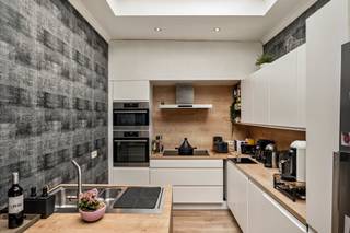 <p><span>Deze ruime halfopen bebouwing in Ekeren is gelegen op een perceel van 243 m² en beschikt over maar liefst 195 m² woonoppervlakte. Met vier slaapkamers, een garage en een aangename oostgericht terras biedt deze woning heel wat ruimte voor een gezin.</span></p><p><span>De woning is op te frissen, maar vormt dankzij haar royale volumes en praktische indeling een uitstekende basis om volledig naar eigen smaak in te richten.</span></p><p><span> </span></p><p><span>Op het gelijkvloers bevindt zich een inkomhal met gastentoilet, ruime leefruimte met open Eggo keuken, 6 jaar geleden geïnstalleerd met AEG toestellen. Van hieruit is er toegang tot het terras van circa 40 m². Verder is er een ruime berging met aansluiting voor wasmachine en droogkast. Ook een grote kelder zorgt voor heel wat extra bergruimte.</span></p><p><span> </span></p><p><span>Op de eerste verdieping bevinden zich twee slaapkamers, een badkamer met bad, lavabo en toilet, een aparte doucheruimte en een praktische vestiairekast.</span></p><p><span> </span></p><p><span>De tweede verdieping biedt nog eens twee grote slaapkamers, waardoor de woning in totaal over vier slaapkamers beschikt.</span></p><p><span> </span></p><p><span>De verdiepingen zijn afgewerkt met linoleum. Verder is de woning voorzien van houten buitenschrijnwerk en pvc, dubbele beglazing en rolluiken. Verwarming gebeurt via een gasketel. In totaal zijn er twee toiletten aanwezig. Geen renovatieplicht van toepassing.</span></p><p><span> </span></p><p><span>Troeven van deze woning</span></p><p><span> - Halfopen bebouwing in Ekeren</span></p><p><span>- 4 ruime slaapkamers</span></p><p><span> - Badkamer met bad + aparte doucheruimte</span></p><p><span> - Ruime leefruimte met open keuken</span></p><p><span> - Noordoostgericht terras van ca. 40 m²</span></p><p><span> - Grote berging met aansluiting voor wasmachine en droogkast</span></p><p><span>- Ruime kelder</span></p><p><span>- Garage</span></p><p><span> - 2 toiletten</span></p><p><span> - Dubbele beglazing en rolluiken</span></p><p><span> - Geen renovatieplicht</span></p><p><span> </span></p><p><span>Veel ruimte en mogelijkheden om naar eigen smaak te moderniseren.</span></p><p><span>Een verrassend ruime gezinswoning met vier slaapkamers en heel wat potentieel, ideaal voor wie op zoek is naar ruimte en de woning graag verder naar eigen smaak wil afwerken.</span></p>