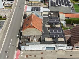 Voor meer informatie of een bezoek contacteer Anne De Block van OC Vastgoed: 0471 38 00 36 of anne@ocvastgoed.be<br />IDEAAL VOOR KLEINE ZELFSTANDIGE! <br /><br />Deze woning (214m²) met 4 volwaardige slaapkamers (11m²/19m²/11m²/30m²) en loods 150m² (hoogte poort 2,20m) vindt zijn vestiging in het rustige Opstal, Buggenhout. Winkels en scholen op wandel/fietsafstand.<br /><br /><strong>De indeling als volgt: <br />Gelijkvloers:</strong><br />Ruime inkomhal, gastentoilet, technische ruimte, lichtrijke leefruimte en eetplaats (42m²), keuken voorzien van alle toestellen en badkamer voorzien van douchecabine, lavabo en toilet. <br /><strong>Eerste verdieping: </strong><br />Centrale overloop, toilet, drie ruime slaapkamers (11m²/19m²/11m²)  en ruime badkamer (30m²) voorzien van lavabo, ligbad en douche.<br /><strong>Tweede verdieping:</strong><br />Master bedroom met ruime dressing (30m²)<br /><br />Loods van 150m² met sectionale poort van 2,20 meter hoogte, ideaal voor een zelfstandige activiteit. Droge kelder aanwezig. <br />Buiten koer met opslagruimte. <br /><br />Technische gegevens:<br />Centrale verwarming op aardgas, conforme elektriciteit, dubbele beglazing, 21 zonnepanelen met omvormer 400 volt. <br /><br />EPC label C (255 Kwh/m² jaar) - GEEN renovatieplicht / Bewoonbare oppervlakte volgens EPC attest: 214m² <br />Stedenbouwkundige inlichtingen in aanvraag sinds 26/03/2026.<br />Geen overstromingsgevoelig gebied: P-score: C, G-score: C<br />FOTO'S ZIJN AI GEGENEREERD. 