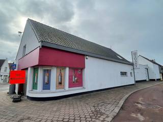 Deze <strong>commerciële eigendom</strong> combineert een ruime <strong>handelsruimte met bijhorende loods</strong>, strategisch gelegen langs de Duinkerkekeiweg, op slechts 850 m van de E40-oprit en -afrit Adinkerke (nr. 1).<br /><br />De <strong>handelsruimte</strong> beschikt over een <strong>gelijkvloers van +/- 190 m²</strong>, voorheen ingericht als winkelruimte, en een <strong>verdieping van +/- 135 m²</strong> die momenteel dienstdoet als bureel en archiefruimte. De indeling leent zich perfect voor diverse handels- of kantooractiviteiten.<br /><br />Aansluitend bevindt zich een <strong>loods van ca. 300 m²</strong>, bereikbaar via twee sectionale poorten (3,5m B x 3,9m H), wat zorgt voor een vlotte in- en uitrit van goederen. De loods is opgebouwd uit betonpanelen met geïsoleerd steeldeck en heeft een vrije hoogte van 4,55 meter. Deze kan worden verwarmd met luchtblazers op stookolie en is voorzien van branddetectie.<br /><br />Dankzij de combinatie van winkel, kantoor en opslagruimte biedt deze eigendom tal van mogelijkheden voor ondernemers die op zoek zijn naar een zichtbare, toegankelijke en functionele locatie.<br /><br /><strong>Troeven:</strong>
<ul>
<li>Commerciële ligging met uitstekende bereikbaarheid</li>
<li>Handelsruimte met kantoor en archiefruimte</li>
<li>Loods met twee sectionale poorten</li>
</ul>
<br />Contacteer <strong>PANORAMA B2B</strong> voor bijkomende inlichtingen, plannen of een vrijblijvend plaatsbezoek <strong>0479 70 70 73</strong>.