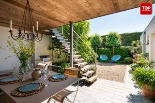 Deze woning met handelsgelijkvloers en bel-etagewoning, waar enkele jaren met succes Het Vijgeblad werd uitgebaat, biedt tal van mogelijkheden...