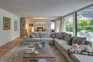 TE HUUR: Verscholen in hartje Zoute nabij de Zoutedijk: villa met heel veel lichtinval en een ongelooflijk charmante tuin met half overdekt...
