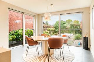 Welkom in de Vossenstraat 70 te Kruibeke. Omgeven door weilanden en vlakbij invalswegen vinden we deze mooie en goed onderhouden woning.We parkeren...