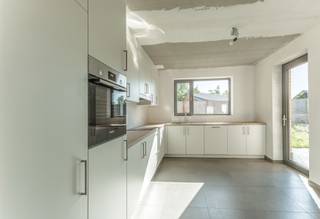 <span>Deze energiezuinige nieuwbouwwoning in </span><strong>eerste gebruik</strong><span> is rustig gelegen in Gijzegem. De </span><strong>halfopen bebouwing</strong><span> werd opgetrokken in een moderne, hedendaagse architectuur met bijzondere aandacht voor ruimtegevoel, wooncomfort en natuurlijke lichtinval.</span><br /><span>Bij het betreden van de woning komt u in de inkomhal met gastentoilet. Vervolgens bereikt u de lichtrijke leefruimte met open, volledig uitgeruste keuken. Dankzij de grote raampartijen geniet u hier van een aangenaam zicht op de tuin en het terras. Verder beschikt de woning over een praktische berging. Naast de woning bevindt zich een private oprit; een carport wordt nog geplaatst. Op de eerste verdieping bevinden zich </span><strong>drie slaapkamers</strong><span>, een aparte toiletruimte en een comfortabele badkamer uitgerust met ligbad en douche. Via een vaste trap bereikt u de tweede verdieping, waar zich nog een ruime </span><strong>polyvalente kamer</strong><span> bevindt die perfect kan dienen als vierde slaapkamer, bureau of hobbyruimte. Dankzij de warmtepomp, zonnepanelen en uitstekende energieprestaties geniet u van een bijzonder </span><strong>energiezuinige woning</strong><span> met lage energiekosten en optimaal wooncomfort. De aanleg van het gazon, de buitenberging en de laatste schilderwerken worden nog afgewerkt, zodat de woning volledig instapklaar wordt opgeleverd.</span>