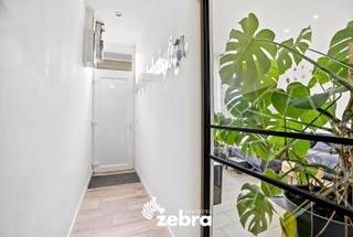 Nabij het centrum van Meulebeke bevindt zich deze instapklare woning met 3 slaapkamers. Verschillende winkels, horeca, scholen, sportgelegenheid ... bevinden zich op wandel- en fietsafstand. Dankzij de nabijheid van diverse invalswegen geniet u bovendien van een vlotte bereikbaarheid.<br /><br />De indeling van de woning is als volgt:<br />Op het gelijkvloers bevindt zich een inkomhal, een gezellige woon- en eetkamer, een prachtig geïnstalleerde keuken en een badkamer die voorzien is van toilet, douche en dubbele wastafel.<br /><br />Het eerste verdiep bestaat uit een nachthal, 3 ruime slaapkamers en een toegang tot de gerieflijke zolder.<br /><br />Verder is er nog een gezellig terras, tuin, ruime berging en tuinhuis aanwezig.<br /><br />Op heden is de woning verhuurd voor een prijs van €850 per maand, wat het ook een interessante investering maakt.<br /><br />Tot slot geven wij graag nog mee dat deze woning beschikt over hoogrendementsbeglazing, centrale verwarming op aardgas, een centrale ligging, conforme elektriciteit, EPC-label B ...<br /><br /><strong>Ook wild geworden van deze thuis?<br />Twijfel niet langer en leg vandaag nog uw bezoek vast!</strong>
