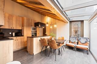 <strong>Ben je op zoek naar een ruime woning met 4 slaapkamers, een magazijn/garage én een prachtige tuin in Haaltert? Gevonden!</strong>
<p>In de rustige Achterstraat, nabij het centrum van Haaltert en met een vlotte verbinding naar Aalst, Ninove en de E40, bevindt zich deze veelzijdige eigendom met een bewoonbare oppervlakte van maar liefst 241 m². Achteraan geniet je van een aangenaam uitzicht op het achterliggende parkgebied, waardoor rust en groen nooit ver weg zijn. Bovendien beschikt de woning over een gunstig EPC-label C dankzij dakisolatie, hoogrendementsbeglazing, een condensatieketel en de geïsoleerde crepi-gevel.</p>

<p>Op het gelijkvloers word je verwelkomd in een ruime leefruimte met afzonderlijke zit- en eethoek. Aansluitend bevindt zich de ingerichte keuken, gevolgd door een praktische berging, badkamer en apart toilet. De woning biedt daarnaast heel wat bergruimte en een functionele indeling voor een groot gezin of wie wonen en werken wil combineren. Op de eerste verdieping bevinden zich twee zeer ruime slaapkamers, terwijl de tweede verdieping nog twee bijkomende slaapkamers telt. Zo beschikt de woning in totaal over vier volwaardige slaapkamers.</p>

<p>De absolute troef van deze eigendom bevindt zich achteraan het perceel: een uitzonderlijk ruim magazijn met garage (172 m²), ideaal voor zelfstandigen, opslag, hobbyactiviteiten of het stallen van meerdere voertuigen. Bovendien beschikt het pand over een prachtige tuin van maar liefst 450 m², die tal van mogelijkheden biedt voor ontspanning, tuinliefhebbers of gezinsactiviteiten. Dergelijke combinatie van wonen, werken en genieten op één locatie is zeldzaam in de regio.</p>

<p>Op zoek naar veel ruimte, een groot magazijn en een strategische ligging? Contacteer ons snel voor een bezoek en ontdek de mogelijkheden van deze unieke eigendom!</p>
