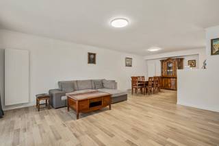 Ruim en volledig gerenoveerd gelijkvloers appartement met tuin<br />Dit ruime gelijkvloerse appartement van ca. 125 m² werd in 2024 grondig gerenoveerd en combineert een aangenaam ruimtegevoel met hedendaags wooncomfort. Dankzij de grote raampartijen en de open indeling geniet het appartement bovendien van veel natuurlijke lichtinval.<br />Bij het betreden van het appartement valt meteen de ruime leefruimte op. Deze biedt voldoende plaats voor zowel een comfortabele zithoek als een grote eettafel en sluit mooi aan op de open keuken. De keuken werd praktisch ingericht met veel kastruimte, een ruim werkblad, ontbijthoek en diverse ingebouwde toestellen.<br />Via de lichtrijke doorgang bereik je het overige gedeelte van het appartement. Hier bevinden zich onder meer een ruime slaapkamer, een bijkomende kamer die perfect kan worden ingericht als tweede slaapkamer, bureau of hobbyruimte, en de vernieuwde badkamer. De badkamer is voorzien van een moderne inloopdouche, wastafelmeubel en toilet en biedt eveneens plaats voor wasmachine en droogkast.<br />Een belangrijke troef is de private tuin, waardoor je ook als bewoner van een appartement beschikt over een aangename eigen buitenruimte.<br />Het appartement werd in 2024 gerenoveerd en is bijgevolg instapklaar. Ook op technisch vlak scoort het uitstekend: het beschikt over een EPC-label B, de elektrische installatie is conform en het appartement is asbestvrij.<br /><br />Troeven:<br />✅ Gelijkvloers appartement<br />✅ Ca. 125 m² bewoonbare oppervlakte<br />✅ Gerenoveerd in 2024<br />✅ Vernieuwde badkamer met inloopdouche<br />✅ EPC-label B<br />✅ Elektrische keuring conform<br />✅ Asbestvrij<br />✅ Instapklaar<br /><br />Voor interactieve grondplannen met foto’s, ga naar www.wijns.be en klik op de knop “virtueel bezoek”.<br />Info & afspraak: ☎ 0473/33 33 10 ✉ geoffry@wijns.be