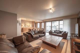 Spacious and furnished flat on the 1st floor. Located within walking distance from the sea and close to Dumortierlaan.Layout: spacious entrance hall...