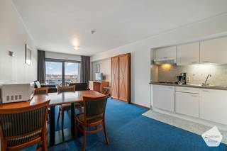 Deze studio heeft een <strong>uitstekende</strong> <strong>locatie</strong> vlakbij zowel het strand, centrum als de jachthaven. <br /><br />Bij het binnenkomen van de studio situeert u zich meteen in de slaaphoek. Loopt u verder, komt u rechtsreeks in de <strong>leefruimte</strong>, met open <strong>keuken</strong> voorzien van de <strong>basisbenodigdheden</strong>. De <strong>badkamer</strong> is voorzien van een <strong>ligbad</strong> (met mogelijkheid tot het nemen van een douche) Vanuit de leefruimte heb je rechtstreekse toegang tot een <strong>zongericht</strong> <strong>terras</strong>.<br /><br />De studio wordt verkocht onder de formule van <strong>erfpacht</strong>. Dit biedt verschillende voordelen, zoals een <strong>lagere</strong> <strong>aankoopprijs</strong> gezien de grond niet aangekocht wordt. Voor het gebruik van de grond betaalt de erfpachter aan de grondeigenaar een jaarlijkse som geld, ook wel canon genoemd. Deze canon is <strong>fiscaal</strong> <strong>aftrekbaar</strong>.<br /><br />Momenteel wordt het appartement verhuurd via een hotelpoule die de suite verhuurt op vakantiebasis, waarop de eigenaar een percentage van de winsten verkrijgt. Het is ook mogelijk om zelf de suite te reserveren voor eigen gebruik of om kosteloos uit de hotelpoule te stappen.<br /><br />Het is niet mogelijk zich hier te domiciliëren, het appartement kan enkel gebruikt worden als vakantieverblijf.