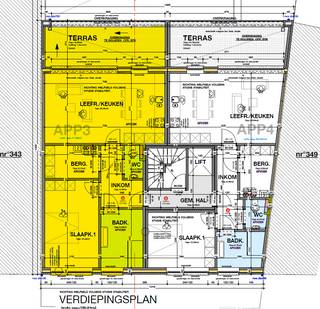 <p><span>Op een boogscheut van het alomgekende "college" van Maasmechelen worden er in een kleinschalig appartementsgebouw 7 wooneenheden gebouwd  Van hieruit ligt zowat alles wat u in het dagelijkse leven nodig heeft op wandelafstand. We denken hier aan winkels, bakkers, het gemeentehuis maar ook de gezellige terrasjes in het centrum. Het openbaar vervoer stopt op slechts enkele meters. Bovendien bent u op 2 minuten van het op- en afrittencomplex van de autosnelweg E314.</span></p><p><span> </span></p><p><span>Vanaf het eerste tot en met het vierde verdiep zijn er éénslaapkamerappartementen. Deze hebben een verschil in grootte als u het linkse of het rechtse appartement bekijkt. Wel krijgen ze hetzelfde afwerkingsniveau en hebben ze bovendien een ruim terras aan de achterkant. Hier heeft u een vrij zicht.</span></p><p><span> </span></p><p><span>Het bovenste verdiep wordt een penthouse met 2 slaapkamers. Dit uniek appartement heeft omwille van de terrassen aan de voor- en achterkant een geweldig uitzicht over Maasmechelen. Het is ook het enige appartement op dit verdiep. U heeft hier dus geen buren.</span></p><p><span> </span></p><p><span>In het gebouw is er een lift. Voor ieder appartement wordt er een kelderberging voorzien. Ook is er een autostaanplaats. Deze laatste is niet inbegrepen in de prijs.</span></p><p><span> </span></p><p><span>Ook zeer interessant als vastgoedbelegging met een brutorendement van 4%. Wij kunnen als kantoor ook hier uw adviseur in zijn en u ontzorgen.</span></p><p><span> </span></p><p><span>Heeft u graag meer info over dit project dan kan u ons contacteren op het nummer 089/77.23.20 of via mail naar Fabian@jemar.be.</span></p><p><span> </span></p><p><span> </span></p>