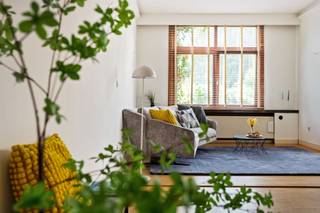 <p><b>Propriété luxueuse au cœur de Berchem</b></p><p>Découvrez cette maison spacieuse et élégante située dans un quartier calme de Berchem. Avec pas moins de 301 m² d'espace habitable, cette propriété offre 4 chambres confortables et 2 salles de bains élégamment meublées, idéales pour une grande famille ou des invités.</p><p><b>Aménagement et intérieur</b></p><p>La maison respire le charme et le confort grâce à ses belles finitions. Le salon spacieux avec beaucoup de lumière naturelle est le cœur parfait de la maison, tandis que la salle à manger attenante invite à des dîners agréables. La cuisine moderne est entièrement équipée et offre un grand espace de rangement et de travail pour toutes vos aventures culinaires.</p><p><b>Caractéristiques uniques</b></p><p>La maison dispose d'un garage privé, ce qui est un grand avantage dans ce quartier recherché. L'élégant escalier en bois mène à l'étage supérieur, où se trouvent les chambres spacieuses et lumineuses. L'espace extérieur est parfait pour se détendre et se divertir, et il est clôturé pour préserver votre intimité.</p><p><b>Situation</b></p><p>Situé dans le quartier animé de Berchem, vous êtes à proximité de tous les services dont vous avez besoin, des magasins aux transports publics. La combinaison d'un quartier calme et de la proximité de la ville animée rend cet emplacement fantastique.</p><p>Ne manquez pas cette occasion unique de faire de cette belle propriété votre nouvelle maison !</p>