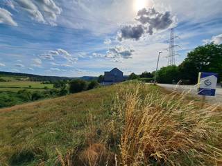 <p><span>Een perceel bouwgrond voor gesloten bebouwing </span><span><span>in een woongebied met een landelijk karakter,</span></span><span> gelegen, aan de straat Hameau de Xhignesse  met een oppervlakte volgens meting van zes are achtenveertig centiare (6a 48ca).</span></p><p><span> </span><span> </span><span></span></p>