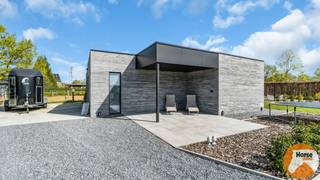 LAAKDAL - Prachtige moderne BEN-woning met hoogwaardige afwerking, bijgebouw en paardenfaciliteit op bijna 25 are.Op een centrale en vlot bereikbare...