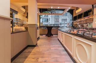 Magasin très bien situé avec toutes les installations et l'espace nécessaires. <br /><br />Le rez-de-chaussée a été aménagé en magasin d'une superficie d'environ 130 m2 . <br />À l'entresol, accessible par un escalier situé à l'arrière de la zone commerciale, se trouvent une cuisine froide et chaude, des réfrigérateurs, une kitchenette et des toilettes.<br />Les locaux et le mobilier ont toujours été très bien entretenus et sont en bon état. <br /><br />Locaux idéaux pour un traiteur ou une épicerie fine, par exemple !