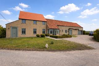 Deze instapklare fermette is uitzonderlijk mooi gelegen in de Polders rond de manege van Knokke. De woning beschikt over 4 slaapkamers, een mooie...