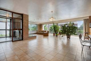 Industriegrond met woning (285m²) &amp; loods (800m²) te Machelen! Gelegen in donkerpaars industriegebied. WONING. Indeling gelijkvloers: inkomhal, apart toilet, grote woonkamer, keuken, wasplaats en douchekamer. Indeling 1ste verdieping: nachthal, 4 slaapkamers en badkamer met lavabo, ligbad, bidet en toilet. Volledig onderkelderd met garage en grote bergzolder aanwezig. LOODS. Bureel, werkplaats en 22 opslagboxen aanwezig. Strategisch zeer goed gelegen, op een boogscheut van E40 - E19 en luchthaven Zaventem. Op wandelafstand van openbaar vervoer.