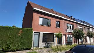Deze halfopen bebouwing in de Aubenaslaan te Zelzate is casco afgewerkt en biedt de unieke kans om de woning volledig naar eigen smaak en stijl af...