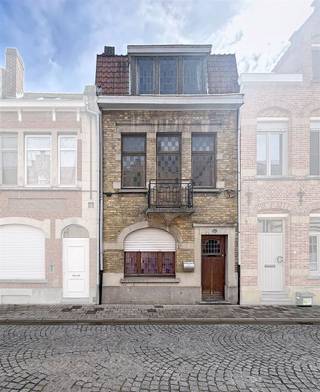 <h1><span>Charmante stadswoning in centrum Ieper</span></h1><h1><span>Deze </span><span>knusse</span><span> woning beschikt over een </span><span>praktische</span><span> indeling, waarbij de beschikbare ruimtes optimaal worden benut.</span></h1><h1><span>Op het </span><span>gelijkvloers</span><span> bevindt zich de</span><span> inkomhal</span><span> met </span><span>gastentoilet</span><span>, die toegang verleent tot de aangename </span><span>leefruimte met open keuken</span><span>. Aansluitend bevindt zich de </span><span>gezellige stadskoer</span><span>, die een aangename buitenruimte vormt.</span></h1><h1><span>Er is tevens een </span><span>droge kelder</span><span> aanwezig.</span></h1><h1><span>De </span><span>eerste verdieping</span><span> omvat een </span><span>nachthal</span><span>, een </span><span>ruime slaapkamer</span><span> en een </span><span>badkamer</span><span>, uitgerust met een </span><span>douche, lavabo en toilet.</span></h1><h1><span>Op de </span><span>tweede verdieping</span><span> is een tweede </span><span>slaapkamer</span><span> en een afzonderlijke </span><span>zolderruimte</span><span>, die kan worden aangewend als bergruimte, bureau, hobbyruimte of extra slaapkamer.</span></h1><h1><span>Dankzij haar functionele indeling, aangename leefruimtes en onderhoudsvriendelijke buitenruimte vormt deze woning een interessante opportuniteit voor zowel eigen bewoning als investering.</span></h1><h1><span> </span></h1><h1><span>Mogelijkheid tot huren van garage om de hoek!</span></h1>