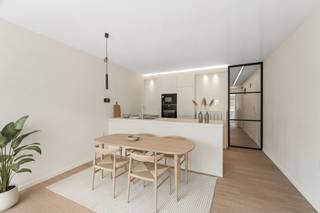 Dit volledig gerenoveerde appartement bevindt zich in de aangename strandwijk van Zeebrugge en werd in 2026 tot in de puntjes afgewerkt. Dankzij de recente renovatie geniet je hier van hedendaags wooncomfort, kwalitatieve materialen en een instapklare afwerking op een mooie locatie vlak bij zee.<br /><br />Bij het binnenkomen kom je via de inkomhal met ingebouwde vestiairekast terecht in een lichtrijke leefruimte die via een groot, vernieuwd schuifraam toegang biedt tot het balkon. De open leefruimte sluit mooi aan op de volledig ingerichte keuken met kookeiland, wat zorgt voor een moderne en gezellige woonbeleving. <br /><br />Het appartement beschikt over drie slaapkamers, waarvan twee geschikt zijn voor het plaatsen van een dubbel bed. De derde, kleinere kamer is ideaal als kinderslaapkamer, bureau of dressing. <br /><br />Verder beschikt het appartement over een stijlvolle badkamer met inloopdouche en aansluitingen voor een wasmachine en droogkast. Ook het gebouw biedt extra comfort dankzij een gemeenschappelijke fietsenberging en een privatieve kelderberging.<br /><br />Met zijn volledige renovatie, kwalitatieve afwerking, drie slaapkamers en ligging in de strandwijk van Zeebrugge is dit appartement een uitstekende keuze als vaste woonst, tweede verblijf of investering aan de kust.<br /><br />Ter info, de meubels werden bijgeplaatst met AI. De afwerking is in de realiteit dezelfde. <br /><br />