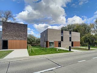 <strong>Te huur, trendy BIJNA-ENERGIENEUTRALE nieuwbouwwoning in Gavere</strong><br /><br />Op een uitermate <strong>GUNSTIGE LIGGING</strong> in Gavere (Baaigem) ontpopte zich dit aangenaam woonproject. De ruimte in de woning werd <strong>OPTIMAAL BENUT</strong> met veel gevoel voor lichtinval en ruimtelijkheid . De duurzame materialen geven het <strong>COMFORT</strong> dat je verdient. Deze woonst werd opgetrokken naar de huidige energienormen en garandeert een lage energiefactuur.<br /><br />Locatie, kwaliteit, ruimtegevoel, energiezuinig.... deze woonst geniet in veelvoud van alle parameters!<br /><br />De <strong>INDELING</strong> gaat als volgt; inkom met afzonderlijk toilet en berging, lichtrijke woonkamer met open keuken, nachthall, <strong>3 VOLWAARDIGE SLAAPKAMERS,</strong> ingerichte badkamer en afzonderlijk toilet. Buitenshuis is er een<strong> ZEER ONDERHOUDSVRIENDELIJKE TUIN MET ZONNIG TERRAS</strong> én beschikt u over een autostaanplaats. Kortom, een totaalplaatje in harmonie met de omgeving en een wel doordacht woonprogramma!<br /><br /><em>Opmerking: Deze woning is geschikt voor maximum 3 à 4 personen! Omdat je financieel comfortabel zou kunnen huren wordt de volgende basisregel gehanteerd 1250 euro x 3 = 3750 euro</em><br /><br /><strong>Adres: </strong>Baaigemstraat 267B, 9890 Gavere<br />Onmiddellijk beschikbaar<br />Huurprijs: € 1250/mnd<br />EPC: 42 kWh/m² UC: 2020041079