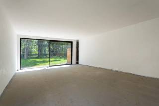 Bent u op zoek naar een energie-neutrale nieuwbouwwoning op een toplocatie in Brasschaat? Dan is dit precies wat u zoekt. Gelegen in de Rode Kruislei, een rustige doodlopende straat in een groene en residentiële woonomgeving, geniet u hier van de perfecte combinatie tussen rust en een centrale ligging. Zowel het gezellige centrum van Brasschaat, met zijn winkels, horecazaken en andere voorzieningen, als het prachtige Gemeentepark bevinden zich op wandelafstand. Bovendien bent u dankzij de vlotte verbindingen via de Bredabaan, de E19 en de Antwerpse Ring snel op uw bestemming.<br /><br />Deze stijlvolle nieuwbouwwoning, ontworpen door DBX Architects, combineert een tijdloze architectuur met een doordachte indeling, hoogwaardige afwerking en duurzame technieken. Dankzij de zonnepanelen, warmtepomp en het ventilatiesysteem type D is de woning volledig energieneutraal, wat garant staat voor een uitzonderlijk wooncomfort en bijzonder lage energiekosten.<br /><br />Op het gelijkvloers vormt de lichtrijke leefruimte met grote raampartijen en een prachtig zicht op de zuidgerichte tuin het hart van de woning. De stijlvolle open keuken sluit hier naadloos op aan en creëert een aangename leefomgeving waar koken, tafelen en ontspannen harmonieus samenkomen. Daarnaast bevindt zich op deze verdieping een veelzijdige extra ruimte, ideaal als bureau of hobbyruimte.<br /><br />Op de eerste verdieping bevindt zich de royale masterbedroom met een stijlvolle ensuite badkamer. Daarnaast beschikt de woning over drie extra volwaardige slaapkamers. Een tweede, volledig uitgeruste badkamer biedt alle comfort voor het hele gezin. Tot slot is er een praktische berging met aansluitingen voor een wasmachine en droogkast.<br /><br />Kortom, een instapklare en toekomstgerichte gezinswoning waar duurzame technieken, hoogwaardige afwerking en een uitstekende ligging perfect samenkomen.<br /><br />*Verkoop onder registratierechten op het grondaandeel en 21% btw op de constructie.<br /><br />Interesse?<br />Contacteer LISTED voor een bezoek: +32 3 283 51 51<br />