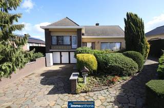 <span><strong>IN OPTIE - VERKOCHT ONDER VOORWAARDEN</strong><br /><br />Maar mail ons gerust (info@immoanthonis.be) indien interesse in het pand en als op de hoogte wenst te worden gehouden van het verloop van de verkoop.</span><br /><br />- - - - - - - <br /><br />Deze woning is op te knappen, maar het betreft een vrij ruime, <span><strong>alleenstaande woning </strong></span>op een knap perceel van meer dan 11 are.<br /><br />Ze beschikt over een inkomhal, een lichtrijke living, een keuken die toegang geeft tot een terras &amp; een <span><strong>grote tuin</strong></span>, 3 slaapkamers, een badkamer, een apart toilet én een <strong><span>ruime zolder</span></strong> waar nog kamers kunnen van gemaakt worden. <br />Onderin is er ook nog een <strong><span>grote garage </span></strong>en enkele handige kelderplaatsen die kunnen gebruikt worden als berging en wasplaats.<br /><br />Bovendien is ze <strong><span>goed bereikbaar</span></strong>: met een bushalte over de deur (lijn 648), gelegen tussenin de Diestse- en de Aarschotsesteenweg, op nog geen 2 km van het Gouden Kruispunt en op 10 minuten van de oprit van de E314!<br /><br /><em>Te bezichtigen na TELEFONISCH contact op 016 23 44 16 tijdens de openingsuren, bedankt.<br />VIEWINGS AFTER CALLING US ON 016 23 44 16 during office hours, thx.</em>