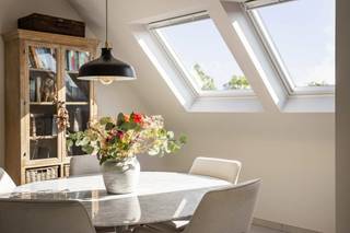 <p>Voor een bezoek of meer info bel Saimen: 0470 79 24 20 of mail naar saimen@cornelis-goeman.be<br /><br />Op zoek naar een instapklaar appartement op wandelafstand van het centrum van Brakel? Dan is dit recent appartement in de Gauwstraat in Brakel zeker een bezoek waard.</p>
<p>Het appartement (type duplex) bevindt zich op de bovenste verdieping van een rustige residentie en geniet van een aangename lichtinval, een praktische indeling en met een slaapkamer op de begane grond en één op het verdiep.</p>
<p>Via de inkomhal kom je in de ruime en gezellige leefruimte, die aansluit op de volledig uitgeruste keuken. Verder beschikt het appartement over een apart gastentoilet, een nachthal, twee volwaardige slaapkamers en een badkamer met alle comfort (douche en ligbad).</p>
<p>Als extra troef hoort er bij het appartement een <strong>privatieve staanplaats in de kelder</strong> bij te kopen aan € 15.000,-, waardoor je steeds over voldoende parkeer- en opbergruimte beschikt.<br /><br />Momenteel verhuurd, basisprijs vermeld in huurcontract € 800,-</p>
<h3>Extra troeven:</h3>
<ul>
<li>Recent gebouw 2016</li>
<li>EPC label A</li>
<li>Conforme elektriciteit</li>
<li>2 slaapkamers</li>
<li>Privatieve staanplaats</li>
</ul>
<p>Dankzij de ideleale ligging woon je in een aangename omgeving met winkels, openbaar vervoer en verbindingswegen in de nabije omgeving.</p>
<p><strong>Interesse? Neem gerust contact op voor meer informatie of een bezoek ter plaatse!</strong></p>