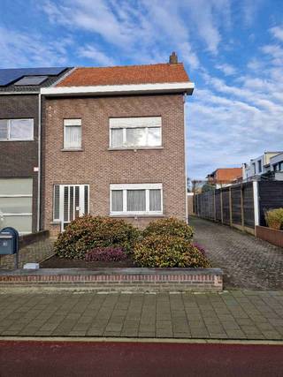 <p>HALFOPEN WONING MET VEEL POTENTIEEL EN RUIME PARKEERMOGELIJKHEDEN – € 380.000</p><p>Deze te renoveren halfopen bebouwing op een toplocatie heeft heel wat potentieel.<br />Het pand is gelegen op wandelafstand van winkels, een park, een school en openbaar vervoer (tram + bus).<br />Energielabel = E, maar door het (zelf) aanbrengen van dakisolatie is het huis al terug te brengen naar het vereiste energielabel D.</p><p>De woning beschikt o.a. over een ruime leefruimte, een keuken, 2 grote slaapkamers en 1 kleinere kamer, een badkamer en een droge kelder. Daarnaast is er op de grote zolder genoeg plaats om 2 extra kamers in te richten.</p><p>Ook buiten zijn er heel wat troeven: een ruime garage achteraan, een aangename tuin en plaats voor ongeveer 4 wagens op de oprit naast de woning.</p><p>Een ideale opportuniteit voor wie op zoek is naar een woning met ruimte en veel mogelijkheden om er een eigen droomhuis van te maken.</p>