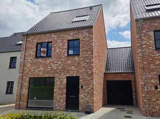 Deze nieuwbouwwoning in Jabbeke biedt traditionele woningbouw die perfect evenwicht brengen tussen comfort, stijl en een groene omgeving. Dankzij...