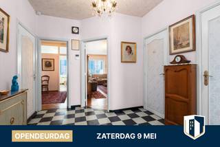 <p><strong>KOM NAAR DE OPENDEURDAG OP ZATERDAG 9 MEI</strong></p>
<p>Op de eerste verdieping van een verzorgd gebouw bevindt zich dit appartement met twee slaapkamers, gelegen op een centrale locatie in Gent, vlak bij de Coupure.</p>
<p>De ligging combineert een vlotte bereikbaarheid met de nabijheid van water en groen, op wandelafstand van de Coupure en met een snelle verbinding via de Blaarmeersen en het openbaar vervoer.</p>
<p>Het appartement beschikt over een bewoonbare oppervlakte van ca. 93 m² en behaalt een EPC-label C.</p>
<p>Binnenin vindt u een lichtrijke leefruimte met aansluitend een oostgericht terras, waar u geniet van de ochtendzon.</p>
<p>De keuken is compact ingericht en sluit aan op een bijkomende ruimte, die mogelijkheden biedt om de indeling verder te optimaliseren.</p>
<p>Verder zijn er twee slaapkamers aanwezig. De badkamer is beperkt in oppervlakte en dient, net zoals het appartement, opgefrist te worden.</p>
<p>Een belangrijke troef zijn de geplande gevelwerken, die zullen zorgen voor een vernieuwde uitstraling van het gebouw. De kosten hiervoor werden reeds opgevraagd, waardoor een koper vooral kan genieten van de toekomstige meerwaarde.</p>
<p>Daarnaast beschikt het appartement over een praktische kelderberging.</p>
<p>Dit appartement combineert een sterke ligging met mogelijkheden tot herinrichting, en vormt zo een interessante opportuniteit voor wie op zoek is naar een woning met toekomstpotentieel.</p>
<p><strong>Troeven van dit appartement</strong></p>
<p>• Centrale ligging vlak bij de Coupure<br />• Vlotte verbinding via Blaarmeersen en openbaar vervoer<br />• Bewoonbare oppervlakte van ca. 93 m²<br />• EPC-label C <br />• Lichtrijke leefruimte<br />• Oostgericht terras<br />• Twee slaapkamers<br />• Mogelijkheden tot herinrichting<br />• Kelderberging aanwezig<br />• Geplande gevelwerken met meerwaarde</p>