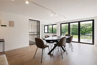 <strong>Knokke: Volledig gerenoveerde villa met 5 slaapkamers te koop.</strong>
<p>In de rustige en gegeerde Oostkerkestraat te Knokke bevindt zich deze volledig gerenoveerde open bebouwing op het charmante woonerf “Witte Poldershof”. De woning werd gerenoveerd met oog voor detail en met hoogwaardige materialen afgewerkt. Er werd onder meer voorzien in zonnepanelen en geothermie, wat resulteert in een duurzame en energie-efficiënte woonervaring. De woning is momenteel verhuurd aan €2.500/maand.<br /><br /><strong>Indeling: </strong><br />GLV: Ruime inkomhal, lichtrijke leefruimte met aparte zithoek en TV-kamer, open keuken voorzien van alle toestellen, berging, apart toilet, 2 inpandige garages, zuidgerichte tuin.<br /><br />1ste verdieping: 5 volwaardige slaapkamers, waarvan één masterbedroom met dressing, badkamer met inloopdouche én een zonneterras met zicht op het hinterland. Verder is er nog een badkamer met ligbad en nog een aparte douchekamer. <br /><br /><strong>Troeven: </strong></p>
<ul><li>Volledig gerenoveerd met kwalitatieve materialen.</li><li>De woning is voorzien van 2 grote garages.</li><li>Zonnepanelen en geothermie.</li><li>Zuidgerichte ruime afgesloten tuin.</li><li>5 volwaardige slaapkamers.</li></ul>
Meer informatie? Contacteer Ayita op 0496 13 43 12 of via ayita@eraservimo.be