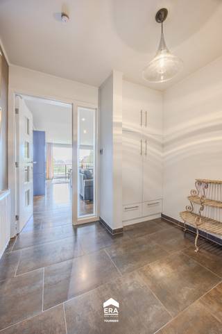 <p>Lommel-centrum: Appartement met 2 slaapkamers, vrij zicht op parktuin en zeer goed EPC-label B.</p>
<p>Dit uitzonderlijk ruime appartement van maar liefst 134 m² is gelegen op een absolute toplocatie in Lommel. Hier combineert u het levendige karakter en alle voorzieningen van het centrum met de rust en het groen van een prachtige parktuin.</p>
<p> </p>
<p>Vanop het ruime terras geniet u van een aangenaam zicht op de parktuin, terwijl u tegelijkertijd alle winkels, horeca en faciliteiten van het centrum binnen handbereik heeft. Een unieke combinatie van comfort, ruimte en een uitstekende ligging.</p>
<p> </p>
<p>Het appartement beschikt over een moderne keuken, uitgerust met alle hedendaagse gemakken. De twee volwaardige slaapkamers bieden volop ruimte en rust. Ook de badkamer is praktisch ingericht en voorzien van zowel een ligbad als een douche. </p>
<p> </p>
<p>Dankzij de bijbehorende ondergrondse autostaanplaats beschikt u steeds over een goede en veilige parkeeroplossing. Daarnaast biedt de privatieve kelderberging extra opbergruimte voor al uw spullen.</p>
<p> </p>
<ul><li><strong>Troeven:</strong>Toplocatie midden in Lommel-centrum</li><li>Zeer ruim appartement 134m²</li><li>Lichtrijke woonkamer en terras met zicht op parktuin</li><li>Zeer goed EPC-label B</li><li>Ondergrondse autostaanplaats en kelderberging inbegrepen</li><li>Lift aanwezig</li><li>2 volwaardige slaapkamers</li></ul>
<p> </p>
<p>Indeling: Inkomhal, toilet, woonkamer, keuken, wasplaats/berging, nachthal, slaapkamer, badkamer, slaapkamer.</p>
