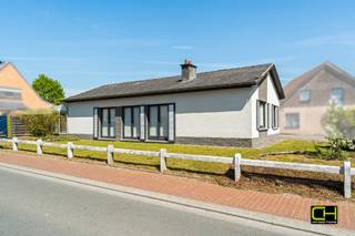 Op zoek naar een charmante woning met ruimte, licht en potentieel? Deze vrijstaande bungalow is rustig gelegen in het landelijke Merendree,...