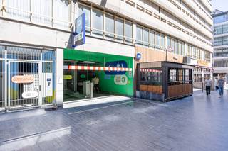 <ul>
<li><strong>Dubbele overdekte</strong> standplaats in Europacentrum - <strong>1e verdiep</strong></li>
<li><strong>Vaste plaats</strong></li>
<li>Zeer goed bereikbaar.</li>
</ul>