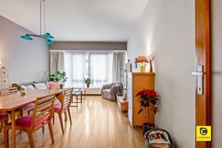 <p><span>Lichtrijk 2 slaapkamer appartement met 2 terrassen te Pulhof!</span></p><p><span>Dit ruim en karaktervol appartement ligt op het 2</span><span><sup>e</sup></span><span> verdiep van een kleinschalig en goed onderhouden gebouw. Met een absolute toplocatie in de gerenommeerde en alom gegeerde Pulhof-wijk is het aangenaam, rustig en kwalitatief wonen. Hier kan u zowel genieten van een groene omgeving alsook van de nabijheid van het bruisende stadsleven. Winkels, parken, scholen, sportfaciliteiten, openbaar vervoer en belangrijke invalswegen zijn slechts een boogscheut verwijderd. Bent u op zoek naar een leuk appartement voor eigen bewoning of naar een goede, zorgeloze investering (momenteel verhuurd). Mis deze unieke kans dan zeker niet!</span></p><p><span> </span></p><p><span>Inkomhal, toilet, leefruimte & keuken:</span></p><p><span>U betreedt het appartement via de inkomhal met veiligheidsdeur, videofoon en ruim voldoende plek om een vestiaire onder te brengen. De hal herbergt ook een apart toilet met handenwasser. De gezellige leefruimte leent zich voor elk interieur en heeft grote raampartijen (HR 2012) die een prachtige natuurlijke lichtinval teweeg brengen. In combinatie met de hoge plafonds wordt de aandacht gevestigd op het ruimtegevoel. Aanpalend ligt de keuken die uitgerust is met een elektrisch kookvuur, dampkap, aansluiting voor de vaatwasser en aansluiting voor de wasmachine. Toekomstgericht behoort het opentrekken van de keuken zeker tot de mogelijkheden. </span></p><p><span> </span></p><p><span>Nachthal, berging, slaapkamers & badkamer:</span></p><p><span>De nachthal omvat een praktische berging met schabben en leidt u naar de slaapkamers en de badkamer. Beide slaapkamers zijn ruim (12,5m²) situeren zich aan de nog rustigere achterzijde van het gebouw en kijken uit op het achterliggende groen. De geriefelijke badkamer omvat een ligbad/douche-combinatie en wasmeubel met extra opbergruimte. Ze is onderhoudsvriendelijk en gebruiksklaar, maar kan op termijn wel eens een opknapbeurt gebruiken.</span></p><p><span> </span></p><p><span>Terrassen & kelder:</span></p><p><span>Via de keuken heeft u toegang tot een gezellig terras aan de voorzijde. Ook hier is een ingemaakte kast die extra bergruimte biedt. Op het grotere terras aan de achterzijde kan u geheel tot rust komen na een drukke werkdag of genieten van een heerlijk maaltijd en/of een sprankelend aperitief. Een ruime en geheel droge kelder is inbegrepen. </span></p><p><span> </span></p><p><span>Extra troeven:</span></p><p><span>- Toplocatie te Pulhof</span></p><p><span>- 86m² cfr. EPC</span></p><p><span>- Merendeel HR(++) beglazing </span></p><p><span>- Staat van het gebouw</span></p><p><span>- Dakisolatie 12 cm PUR</span></p><p><span>- Veiligheidsdeur</span></p><p><span>- 2 terrassen</span></p><p><span>- Lage maandelijkse lasten</span></p><p><span>- Kelder</span></p><p><span> </span></p>