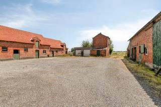 Deze te renoveren of te herbouwen hoeve is rustig gelegen in een groene straat, net buiten het centrum van Wervik. De hoeve beschikt over een perceel van 3.015 m², terwijl het geheel een indrukwekkende totale oppervlakte van circa 37.000 m² omvat. De landelijke omgeving biedt volop rust, privacy en een prachtig open uitzicht over de omliggende velden. Dankzij de gunstige ligging zijn het centrum van Wervik, de N58 en de Franse grens bovendien vlot bereikbaar.<br /><br />Belangrijkste kenmerken:<br /><br />- Te renoveren of te herbouwen hoeve op een perceel van 3.015 m²<br />- Gelegen in agrarisch gebied, waarbij de landbouwfunctie behouden blijft<br />- Prachtige landelijke ligging met weidse, open zichten<br />- Het geheel omvat een totale oppervlakte van circa 37.000m²<br />- Tal van mogelijkheden binnen het geldende landbouwkader<br /><br />Een unieke opportuniteit voor wie op zoek is naar rust, ruimte, natuur en een landelijke omgeving, gecombineerd met een goede bereikbaarheid.<br /><br />Wenst u meer info over deze woning of wenst u een bezoek ter plaatse? Contacteer Alissia Dewitte (0472 18 64 21 - alissia.dewitte@dewaele.com)<br /><br />Dit pand is onderworpen aan de renovatieverplichting van de Vlaamse overheid voor residentiële gebouwen (behoudens bij sloop binnen 5 jaar na de aankoop). Consulteer voor meer informatie de website van het Vlaams Energie- en Klimaatagentschap via https://www.vlaanderen.be/een-woning-kopen/renovatieverplichting-voor-residentiele-gebouwen<br /><br />Bestuursmaatregelen in het maatregelenregister: nee