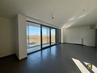 <p><span>Modern 1 slaapkamer appartement met ruim terras!</span></p><p><span>Het appartement is gelegen op de vierde verdieping. Openbaar vervoer en verschillende invalswegen in de dichte nabijheid.</span></p><p><span> </span></p><p><span>Het appartement heeft de volgende indeling:</span></p><p><span> </span></p><p><span>Leefruimte &amp; keuken:</span></p><p><span>De lichtrijke leefruimte is op een onderhoudsvriendelijke tegelvloer gezet. Dankzij de grote raampartijen geniet van veel lichtinval en een groen uitzicht!</span></p><p><span>De half open keuken is zeer praktisch ingericht en is voorzien van de nodige toestellen zoals een afwasmachine, kookplaat en een combi-oven.</span></p><p><span> </span></p><p><span>Slaapkamer en badkamer:</span></p><p><span>De badkamer uitgerust met een dubbele lavabo, een ruim ligbad met geïntegreerde douche en douchewand. De aansluiting voor een wasmachine is hier aanwezig.</span></p><p><span>De slaapkamer is rustig gelegen.</span></p><p><span> </span></p><p><span>Bergruimte en terras:</span></p><p><span>Er is een ruim terras aanwezig met een oppervlakte van 13,5m² dat NW geörienteerd is.</span></p><p><span>Een aparte bergruimte is aanwezig in het appartement.</span></p><p><span> </span></p><p><span>Een eigen fietsenstalling is aanwezig</span></p><p><span> </span></p><p><span>Huurprijs en beschikbaarheid:</span></p><p><span>Huurprijs: €895,00 / maand</span></p><p><span>Maandelijkse lasten: €110,00 / maand</span></p><p><span>Beschikbaar: 01/03/2026</span></p><p><span> </span></p><p><span> </span></p>