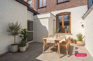 Mooi gerenoveerd huis te koop in de Doorgangstraat 15 te Ieper met 3 ruime slaapkamers. Deze tot in de puntjes afgewerkte woning geniet van een gunstig EPC, blanco elektrische keuring en volledig vernieuwde technieken. De woning bestaat uit: Verdiep -1: Droge kelder voorzien van alle technieken. Gelijkvloers: Inkomhal - Lichtrijke woonkamer met open keuken voorzien van dubbele spoelbak, combi-oven, elektrische kookplaat en dampkap - Trappenhal met toegang tot apart toilet en kelder - Ruime wasruimte. Verdiep +1: Master Bedroom - Badkamer voorzien van dubbele lavabo, toilet en inloopdouche. Verdiep +2: 2 ruime slaapkamers Verdiep +3: Praktische geïsoleerde zolderruimte.Buiten: Mooi afgewerkte buitenruimte. ALGEMEEN: - Totaal gerenoveerd huis - 3 ruime slaapkamers - Gunstige EPC B-score - Blanco elektrische keuring - Thermisch isolerend glas - Centrale verwarming op aardgas (condesatieketel) - Elektrische rolluiken aanwezig- Totaal vernieuwd dak Deze AI-visualisaties zijn bedoeld als inspiratie. Er werd geen rekening gehouden met technische specificaties, stedenbouwkundige voorschriften of de concrete mogelijkheden tot realisatie.De eigendom wordt aangeboden via de Pre-sale formule. Van 23/06/2026 om 14:00 tot 28/06/2026 om 12:00 kan u de woning op afspraak komen bezichtigen en een bod uitbrengen. De vermelde prijs is een instelprijs. Voor meer info, gelieve contact op te nemen met de dossierverantwoordelijke.Bestuursmaatregelen in het maatregelenregister: nee