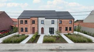<span><span><strong>MONO</strong><br />Residentieel wonen in het rustige Bovekerke (op de kruising van Kortemark, Diksmuide en Koekelare) op een groot perceel met west-oriëntatie.<br /><br /><strong>MONO is een kleinschalig en uiterst energiezuinig nieuwbouwproject</strong> bestaande uit 3 gekoppelde woningen in pastoriestijl gelegen langs de Noordstraat en één moderne villa gelegen langs Moscou. Alle woningen worden opgeleverd met 3 ruime slaapkamers (mogelijkheid tot het inrichten van een vierde slaapkamer bij de gekoppelde woningen), parkeergelegenheid en mogelijkheid tot het plaatsen van een carport. <br /><br /><strong>Comfort, energiezuinigheid, kwaliteit en een unieke ligging </strong>zijn de eigenschappen van deze kleinschalige realisatie.<br /><br />Tijdens de ontwerpfase werd veel aandacht geschonken aan enerzijds de energiezuinigheid en anderzijds het wooncomfort van de bewoners:</span></span>
<ul>
	<li><strong><span><span>Praktische indeling;</span></span></strong></li>
	<li><strong><span><span>veel lichtinval;</span></span></strong></li>
	<li><strong><span><span>smart air systeem, zowel verwarming als koeling (airco);</span></span></strong></li>
	<li><strong><span><span>warmtepomp met zonnepanelen; </span></span></strong></li>
	<li><strong><span><span>…</span></span></strong></li>
</ul>
<span><span>Op deze manier is het zowel binnen als buiten aangenaam vertoeven.<br /><br /><u><strong>Indeling:</strong></u> Op het gelijkvloers bevinden zich de mooie inkomhal met gastentoilet en de grote leefruimte met open keuken gekoppeld aan een erg ruime keukenberging. Op de eerste verdieping beschikt de woning over 3 zeer ruime slaapkamers, een badkamer (inloopdouche, dubbele lavabo en mogelijkheid tot het plaatsen van een ligbad) en afzonderlijk toilet op de gang. De woning biedt de mogelijkheid om een vaste trap te plaatsen naar de tweede verdieping, waar u tevens een extra slaapkamer of hobbykamer kan inrichten.<br /><br />Een carport zal vergund worden en kan op vraag gerealiseerd worden bij de halfopen bebouwingen, de gesloten woning beschikt over een parkeerplaats voor de woning.<br /><br /><strong>Woning:</strong> Gerealiseerd op een ruim perceel van <strong>533,12m² </strong>en maar liefst ca. 160 m<sup>2</sup> aan bewoonbare oppervlakte (excl. zolder).<br /><br /><strong>Wat maakt MONO uniek:</strong></span></span>

<ul>
	<li><span><span>Energiezuinig project (smart air systeem met warmtepomp (l/l), zonnepanelen per woning,…);</span></span></li>
	<li><span><span>kleinschalig project;</span></span></li>
	<li><span><span>rustige ligging;</span></span></li>
	<li><span><span>kwalitatieve architectuur en materiaalkeuze;</span></span></li>
	<li><span><span>...</span></span></li>
</ul>
<span><span><em>De oplevering van dit nieuwbouwproject is voorzien 1 jaar na start werken. Start werken in functie van voorverkoop (vraag info op bij makelaar).  </em></span><br /><br /><span><strong>Bent u op zoek naar een unieke nieuwbouwwoning in landelijke stijl of een moderne alleenstaande villa? Plan dan snel uw afspraak! Contacteer ons op het nummer 051 50 11 51 of via diksmuide@diksimmo.be.</strong></span></span>