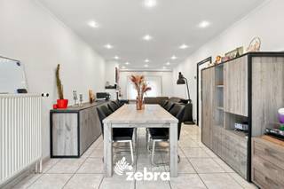 In Assebroek vindt u deze instapklare bel-etagewoning met twee ruime slaapkamers, een ruime garage en 10 zonnepanelen. Dankzij de vlot bereikbare ligging, nabij tal van winkels, scholen en andere voorzieningen, geniet u hier van een praktische woonomgeving. Bovendien bereikt u het centrum van Brugge in geen tijd.<br /><br />Via de trap betreedt u de eerste verdieping, waar de lichtrijke leefruimte naadloos aansluit op de open keuken. Deze is uitgerust met een dubbele spoelbak, elektrische kookplaat, dampkap, koelkast en diepvries. Aansluitend bevindt zich de praktische badkamer, voorzien van een lavabo, ligbad, douchecabine en een apart toilet. Via het zonnige terras geniet u van een aangenaam zicht op de tuin.<br /><br />De nachthal op de tweede verdieping geeft toegang tot twee bijzonder ruime slaapkamers, beide uitgerust met rolluiken.<br /><br />Op het gelijkvloers vindt u een ruime en praktische bergruimte met rechtstreekse toegang tot de volledig omheinde tuin. Daarnaast beschikt de woning over een ruime garage met elektrische sectionaalpoort.<br /><br />Ook op energetisch vlak heeft deze woning heel wat troeven. In 2019 werden het dak en de zijgevel geïsoleerd en werd een nieuwe condensatieketel op gas geplaatst. Samen met de 10 zonnepanelen resulteert dit in een gunstig EPC-label B.<br /><br />Een ideale woning voor wie op zoek is naar comfort, ruimte en energiezuinig wonen op een vlot bereikbare locatie in Assebroek.<br /><br />Maatregelenregister is in aanvraag. <br /><br /><strong>Ook wild geworden van deze thuis?<br />Twijfel niet langer en leg vandaag nog uw bezoek vast!</strong>