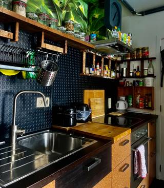 Hoi,bedankt om hier te komen kijken.Ik mag wel zeggen dat ik een uniek, kleurrijk huis ben.Ik sta vlak bij de vesten en dijken in Lier, in de...