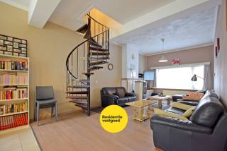 Ruime gezinswoning/vakantiewoning in Nieuwpoort-Stad –instapklaar op 125 m²<br />Bent u op zoek naar een topinvestering of een droomplek aan zee? Deze woning in, Nieuwpoort is een unieke kans! <br />Deze karaktervolle woning werd gerenoveerd in 2016, combineert ruimte en comfort:<br />- 3 volwaardige slaapkamers + kinderkamers.<br />- 2 badkamers <br />- 200 m² bewoonbare oppervlakte op een perceel van 125 m²<br />- Energiezuinig met EPC 155 – label B<br />- Een gezellig zonnig terras met fietsenberging;<br />De woning is volledig instapklaar en kan met inboedel verkocht worden.<br /><br />Neem voorsprong met een vrijblijvende en gratis schatting van uw eigendom via:<br />http://www.residentievastgoed.be/gratisonlineschatten<br /><br />(Ref. NI17744)