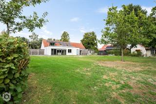 Op een absolute toplocatie in Putte verrijst deze charmante, instapklare hoeve op een adembenemend zuidgericht perceel van maar liefst 72a 04ca. Een uniek eigendom dat authenticiteit, ruimte en rust naadloos combineert. Dankzij de slimme indeling biedt de woning 3 tot 4 slaapkamers én de perfecte indeling voor kangoeroewonen. Hier woont u volledig omgeven door het groen, terwijl scholen, winkels, openbaar vervoer en belangrijke invalswegen vlakbij liggen.<br /><br />De royale inkomhal verwelkomt u warm en leidt naar de eerste wooneenheid. De lichtrijke leefruimte heeft grote raampartijen die een prachtig panoramisch zicht bieden op de tuin en de omliggende natuur. Er is ruimschoots plaats voor een sfeervolle zithoek en een elegante eetruimte. Aansluitend bevindt zich de volledig uitgeruste keuken, voorzien van al het hedendaagse comfort en hoogwaardige toestellen.<br />Via de praktische gang bereikt u de berging/wasplaats, een gastentoilet, een veelzijdige bureauruimte (eveneens te benutten als extra slaapkamer) en een stijlvolle badkamer met inloopdouche, dubbel wastafelmeubel en toilet. De nachthal op de bovenverdieping geeft toegang tot twee volwaardige slaapkamers en een royale, afzonderlijke dressing.<br /><br />De tweede wooneenheid heeft eveneens een eigen inkomhal en een gezellige leefruimte met plaats voor een zithoek en eethoek. Aansluitend bevindt zich de tweede keuken met praktische voorraadberging en een aanpalende veranda met zicht op de tuin. Op het tussenverdiep vindt u de badkamer met ligbad, wastafel en toilet. De bovenverdieping beschikt over een slaapkamer en een extra zolderruimte.<br /><br />Het prachtig aangelegde zuidgerichte perceel vormt een echte oase van rust en privacy. Een terras, een bijgebouw en een garage maken het geheel compleet. Of u nu droomt van het houden van dieren, een riante siertuin of simpelweg ultiem buitenleven: dit perceel biedt het allemaal.<br /><br />Dit is een uitstekende opportuniteit als u op zoek bent naar een charmante, instapklare kangoeroehoeve gelegen op een uniek perceel van 72a04ca. Contacteer ons voor meer informatie op 0479 47 09 61 of via info@boonstravastgoed.be<br /><br />Bijzonderheden:<br />- 3 tot 4 slaapkamers<br />- Riant perceel van 72a04ca<br />- Kangoeroewonen mogelijk <br />- Bijgebouw, terras en zuidgerichte tuin