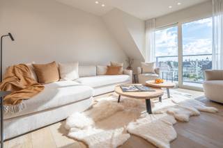 Res. Breughel. Nieuwbouw duplex-appartement met spectaculair open zicht en mooi zeezicht. Dit appartement omvat inkom met apart toilet en...
