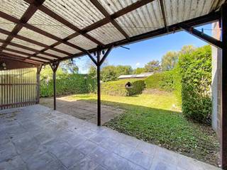 Op een rustige ligging in Heist bevindt zich dit te renoveren huis met 3 slaapkamers met bijzonder veel potentieel. De woning bevat een aangename tuin, inpandige garage en oprit.<br /><br />Het pand is gelegen in een rustige, kindvriendelijke buurt binnen het Kijkdorp, vlakbij het moderne Heulebrug. De omgeving kenmerkt zich door haar aangename woonsfeer en uitstekende bereikbaarheid. Het centrum van Heist, openbaar vervoer, winkels en het strand zijn op korte afstand bereikbaar. <br /><br />Indeling:<br />GLV:<br />- inkomhal met gastentoilet<br />- leefruimte<br />- keuken<br />- inpandige garage met toegang tot de tuin<br /><br />1ste verdieping:<br />- nachthall <br />- badkamer<br />- 3 volwaardige slaapkamers<br /><br />Deze verkoop gebeurt via Covast door middel van publieke bieding. Meer informatie op www.covast.be<br /><br />Wenst u meer informatie of een bezoek? Neem contact op met ons kantoor via heist@dewaele.com of 050 612 612<br /><br />Dit pand is onderworpen aan de renovatieverplichting van de Vlaamse overheid voor residentiële gebouwen (behoudens bij sloop binnen 5 jaar na de aankoop). Consulteer voor meer informatie de website van het Vlaams Energie- en Klimaatagentschap via https://www.vlaanderen.be/een-woning-kopen/renovatieverplichting-voor-residentiele-gebouwen<br /><br />Bestuursmaatregelen in het maatregelenregister: nee