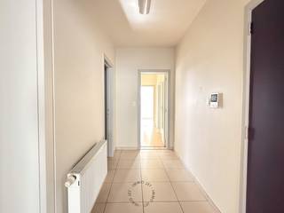 Dit aangenaam appartement is gelegen in de Truweelstraat, bevindt zich op de tweede verdieping en is te bereiken via de lift.Indeling: inkomhal met...