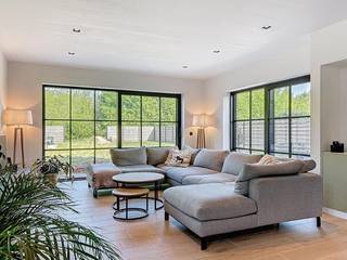 Energiezuinige, klassevolle villa op een perceel van 625 m², bestaande uit een ruime inkomhal met gastentoilet, lichtrijke leefruimte met eet-...
