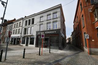 Dit nieuwbouwappartement is gelegen aan de Markt van Eeklo, uitkijkend op het mooie stadshuis.<br /><br />Het appartement is nog in afwerkingsfase en is binnenkort klaar voor haar 1ste bewoner. Indeling van het appartement:<br />inkomhal, lichtrijke leefruimte met open keuken, ruime technische berging, badkamer met douche, gastentoilet en 2 slaapkamers.<br /><br />Technisch:<br />- voorzien van warmtepomp met vloerverwarming<br />- zonnepanelen<br />- ventilatiesysteem D<br />- hedendaagse afwerking<br />- lift aanwezig<br /><br />Het gebruik van de gemeenschappelijke fietsen- en vuilnisberging is reeds inbegrepen in de huurprijs.<br /><br />Huurprijs: 820 Euro + 55 Euro per maand provisie voor gemeenschappelijke kosten.<br />Vrij op: 1 september 2026.<br /><br />Op zoek naar een instapklaar en centraal gelegen appartement te Eeklo? Contacteer mij dan via quinten@qubic-vastgoed.be om een vrijblijvend bezoek te brengen!<br /><br />Brochure van de keuken en het plan van het appartement kan u terugvinden op onze website.<br /><br />* mogelijkheid tot het bijhuren van een parkeerplaats aan 65 Euro per maand.<br />